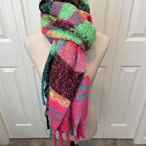 Express 100% acrylic scarf - Picture 7 of 9